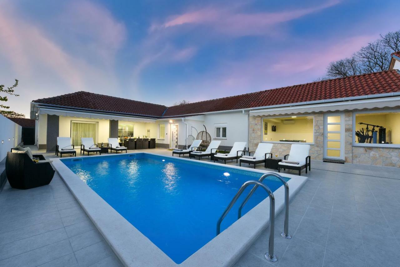 Villa Mare - With Heated Pool Zadar Bagian luar foto