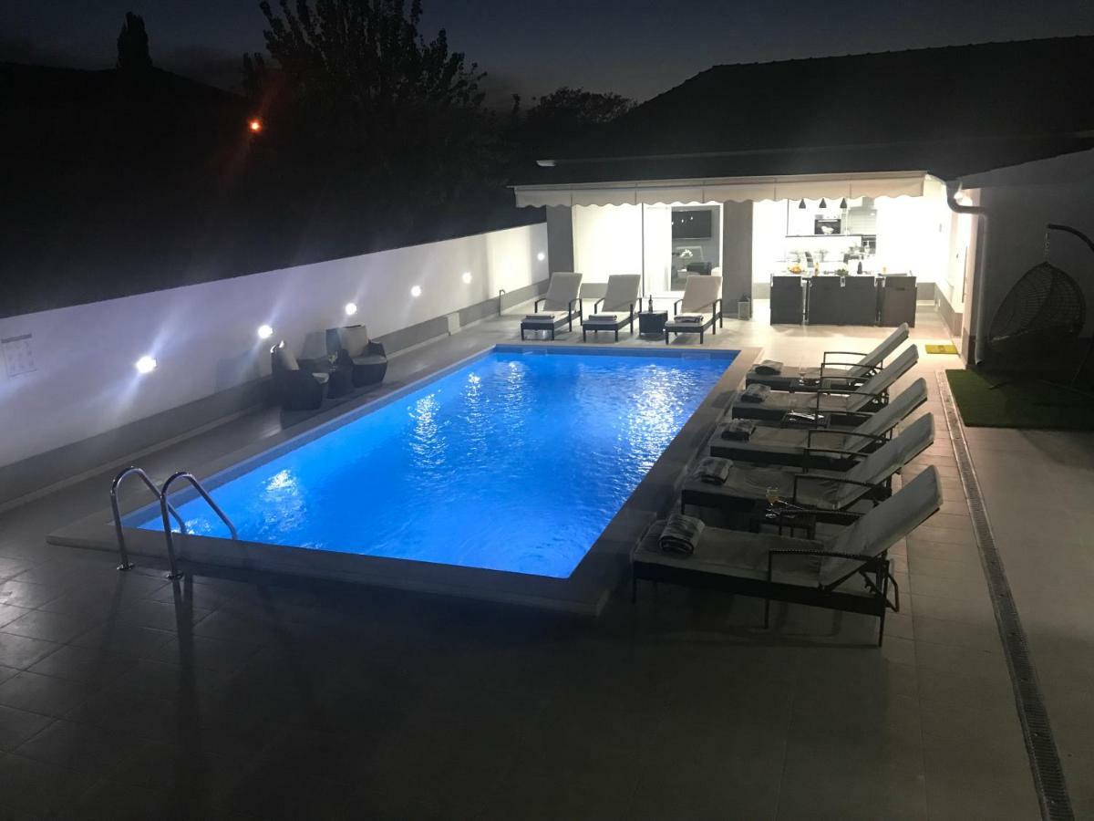 Villa Mare - With Heated Pool Zadar Bagian luar foto